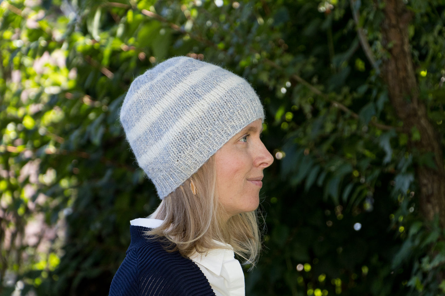 Blaugrau-naturweiße Beanie